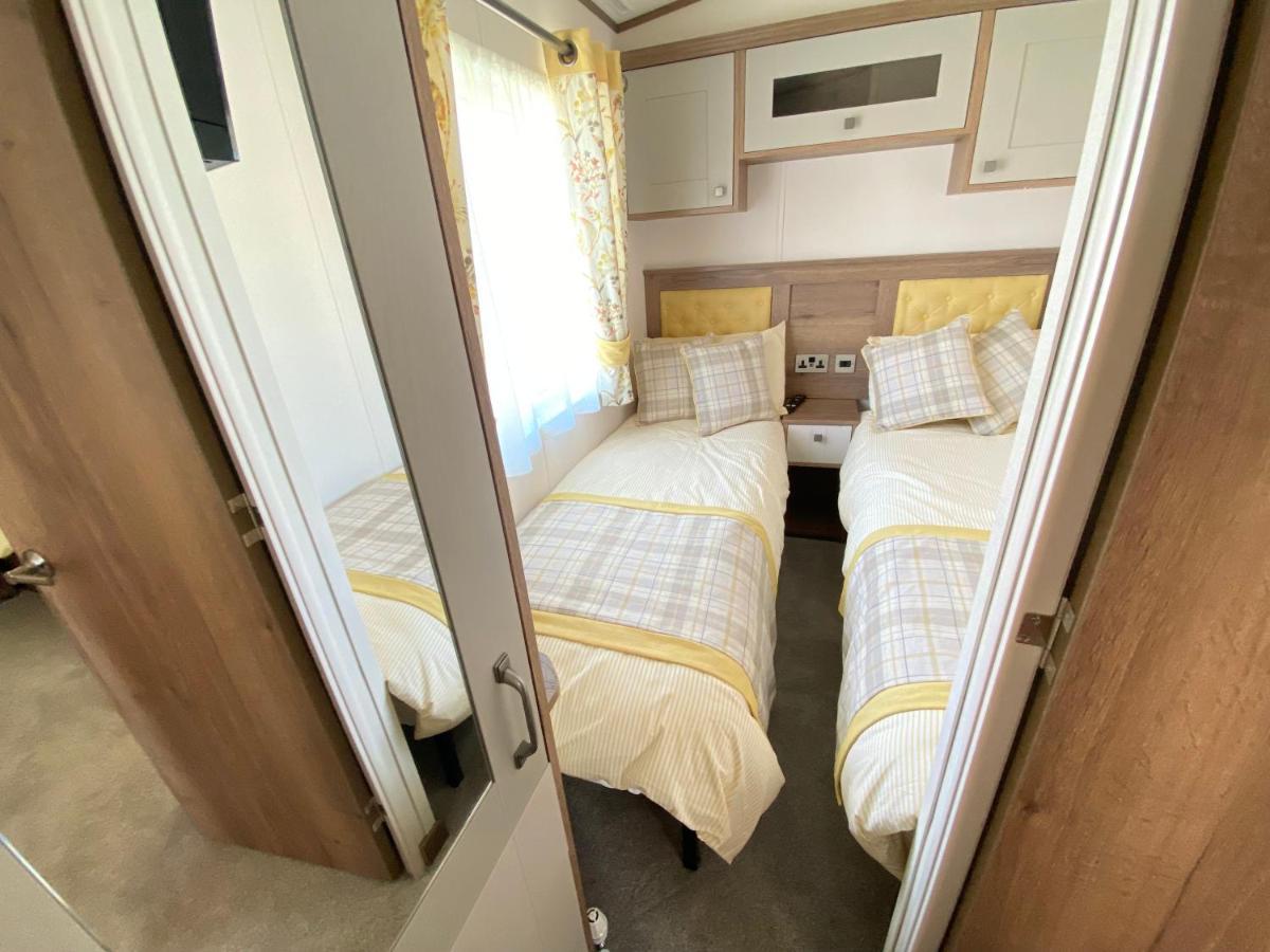 Puddleducks, Dog Friendly Hot Tub Lodge South Cerney Exterior photo