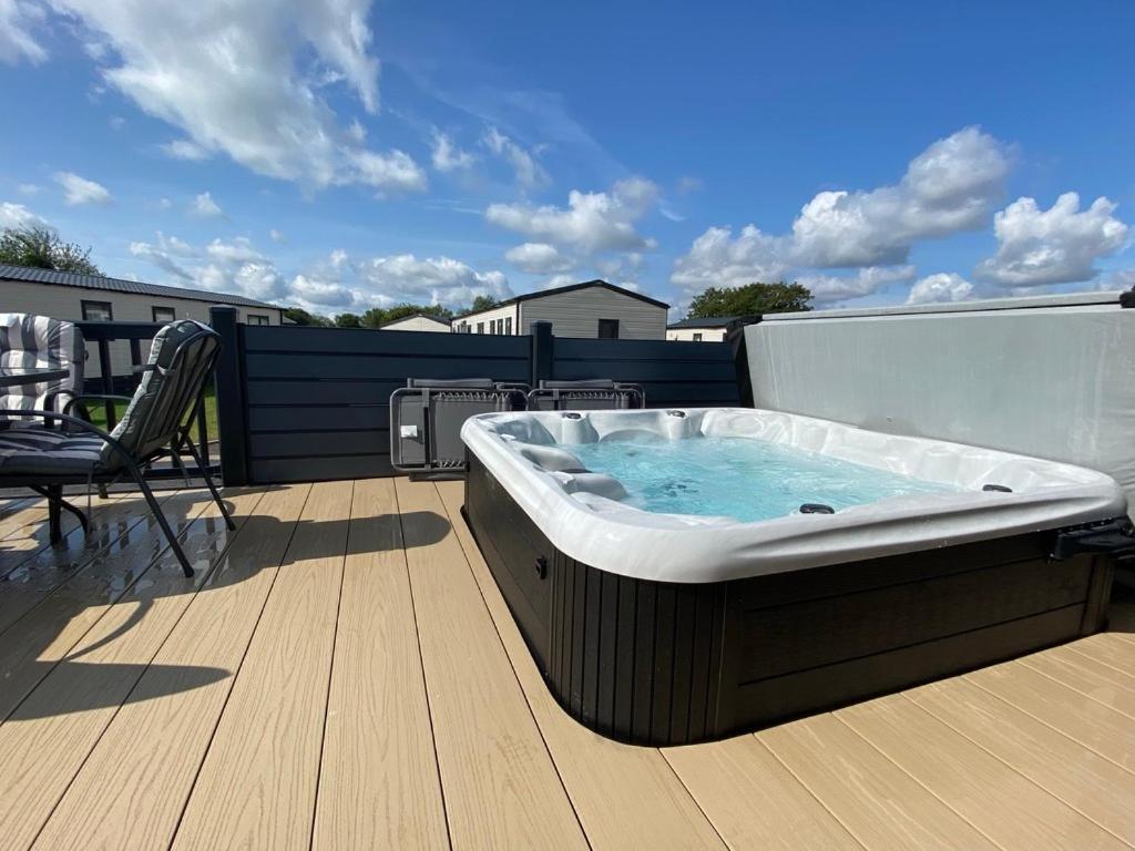 Puddleducks, Dog Friendly Hot Tub Lodge South Cerney Exterior photo