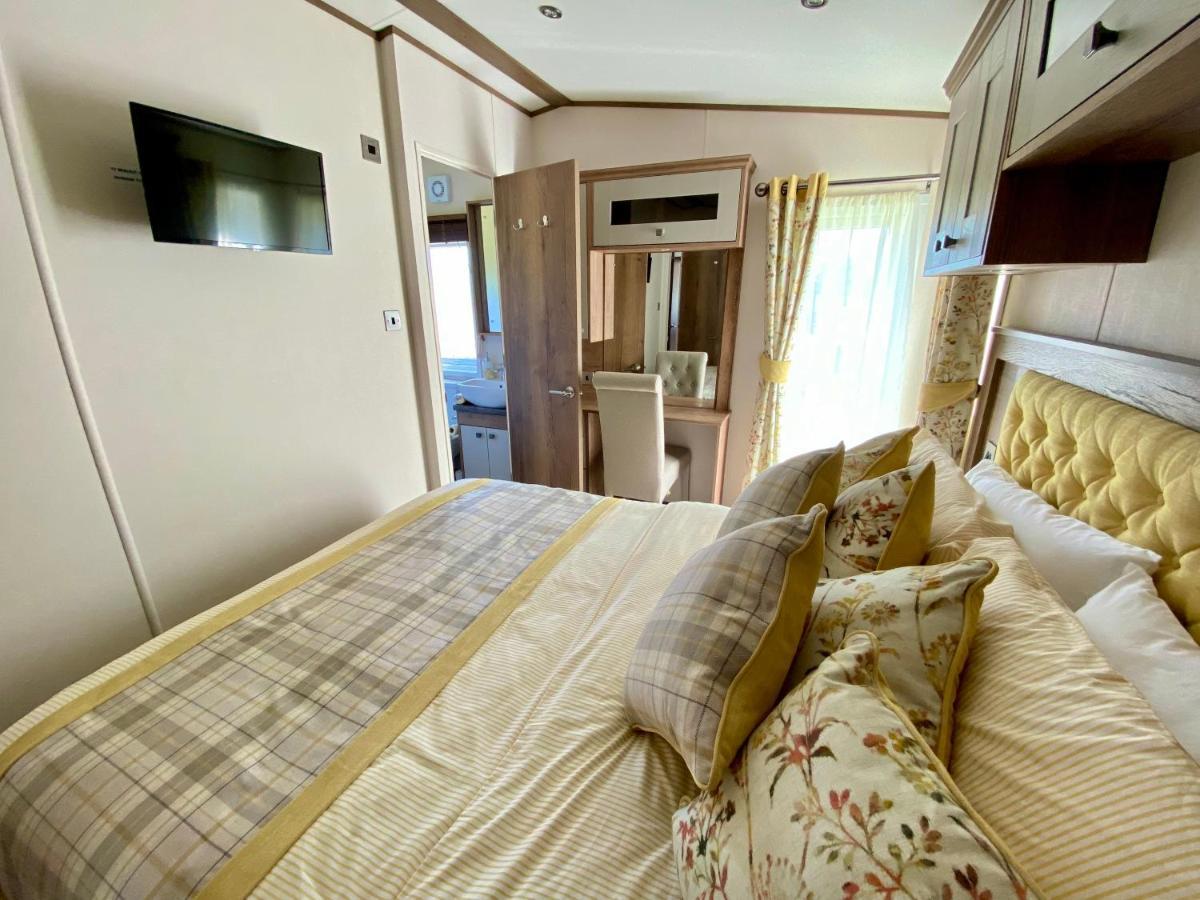 Puddleducks, Dog Friendly Hot Tub Lodge South Cerney Exterior photo