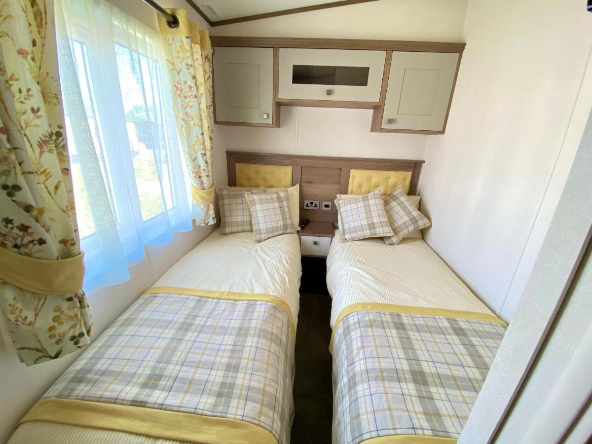 Puddleducks, Dog Friendly Hot Tub Lodge South Cerney Exterior photo
