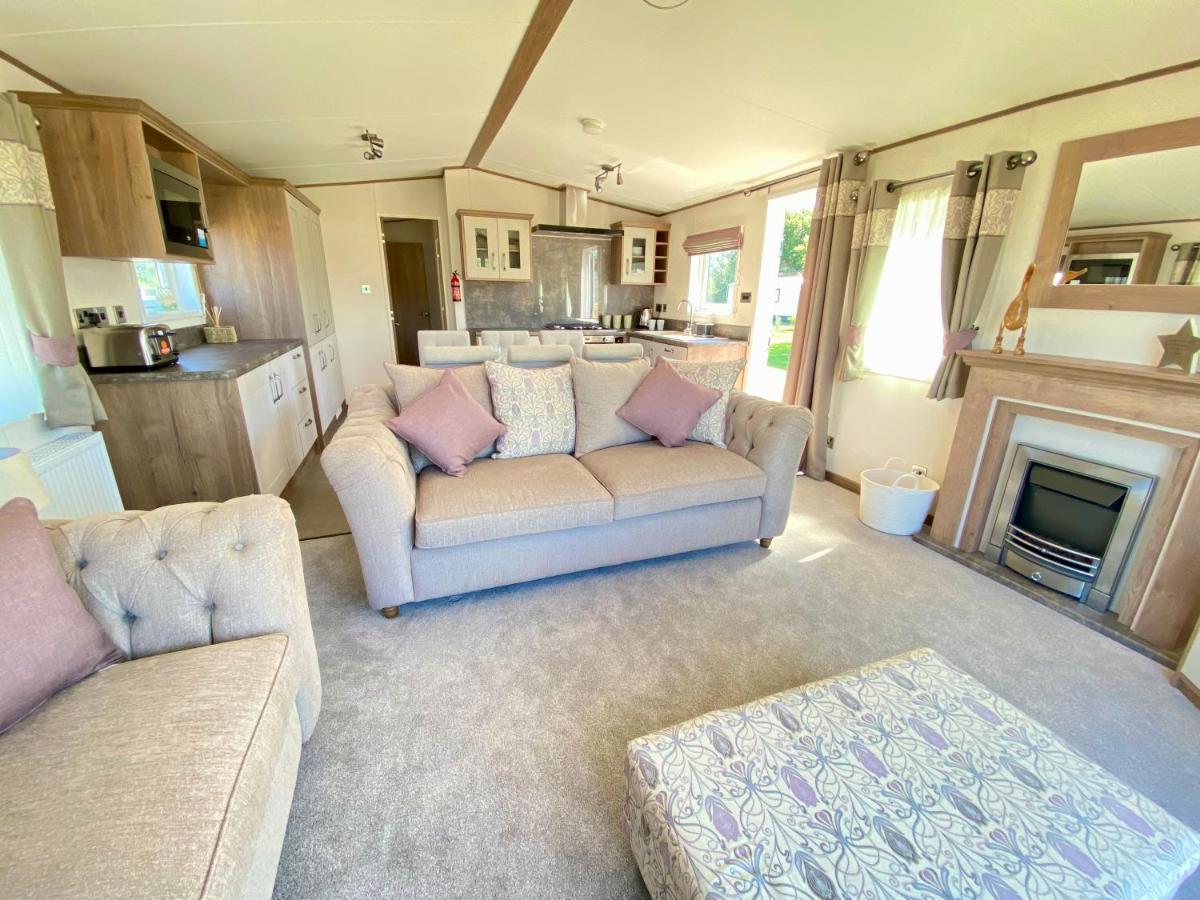 Puddleducks, Dog Friendly Hot Tub Lodge South Cerney Exterior photo