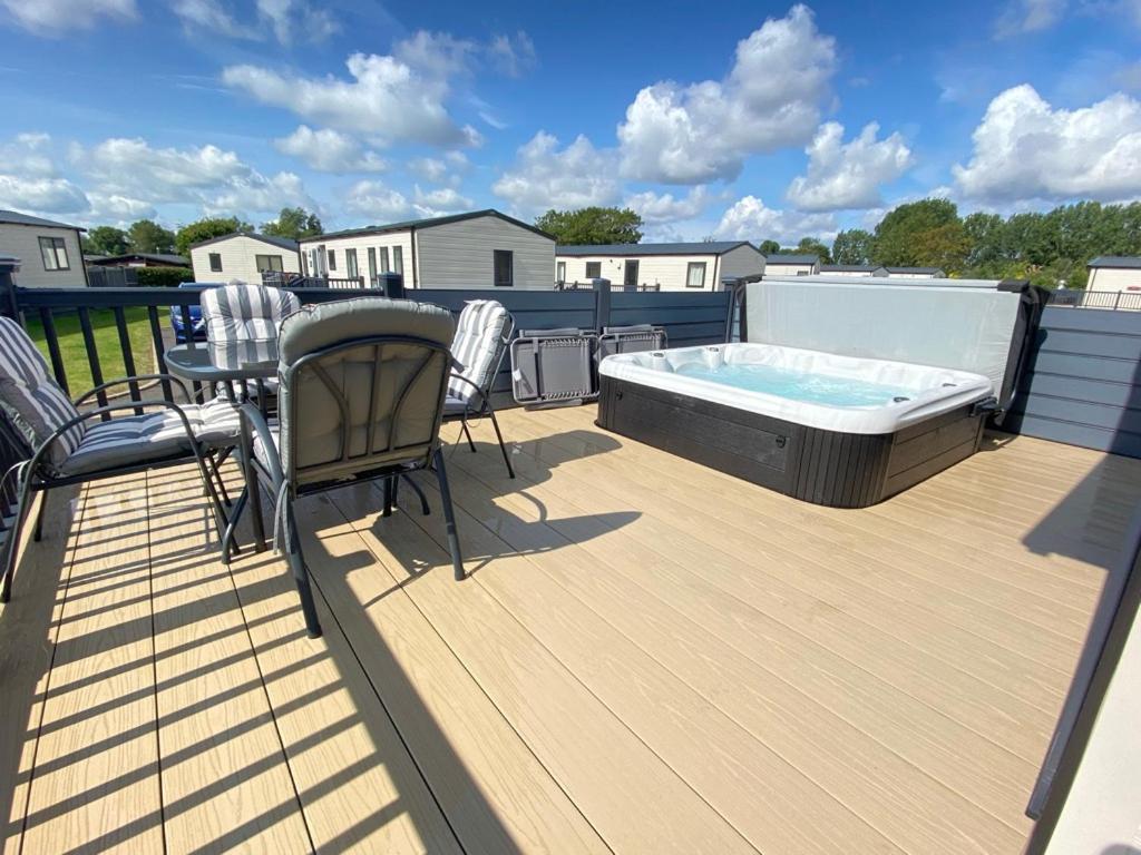 Puddleducks, Dog Friendly Hot Tub Lodge South Cerney Exterior photo