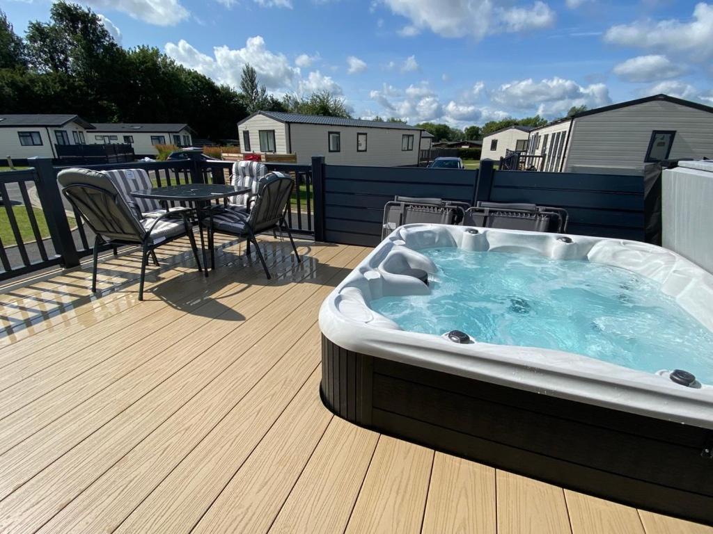 Puddleducks, Dog Friendly Hot Tub Lodge South Cerney Exterior photo