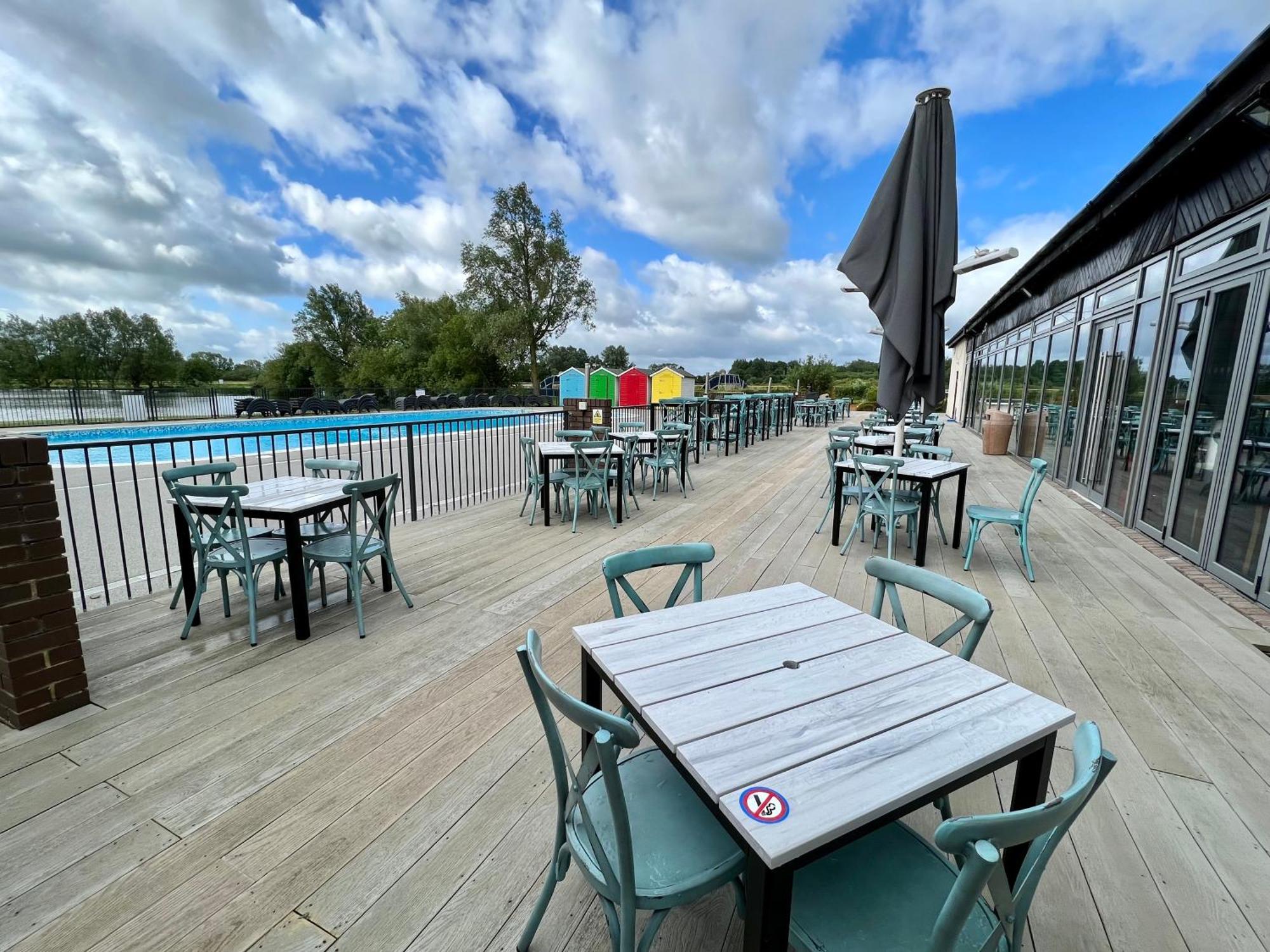Puddleducks, Dog Friendly Hot Tub Lodge South Cerney Exterior photo